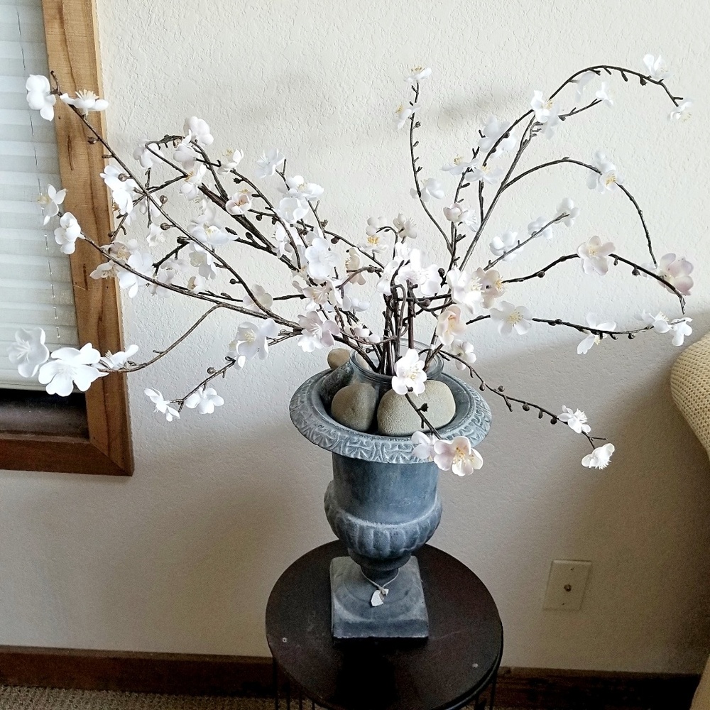 Iron cast urn planter